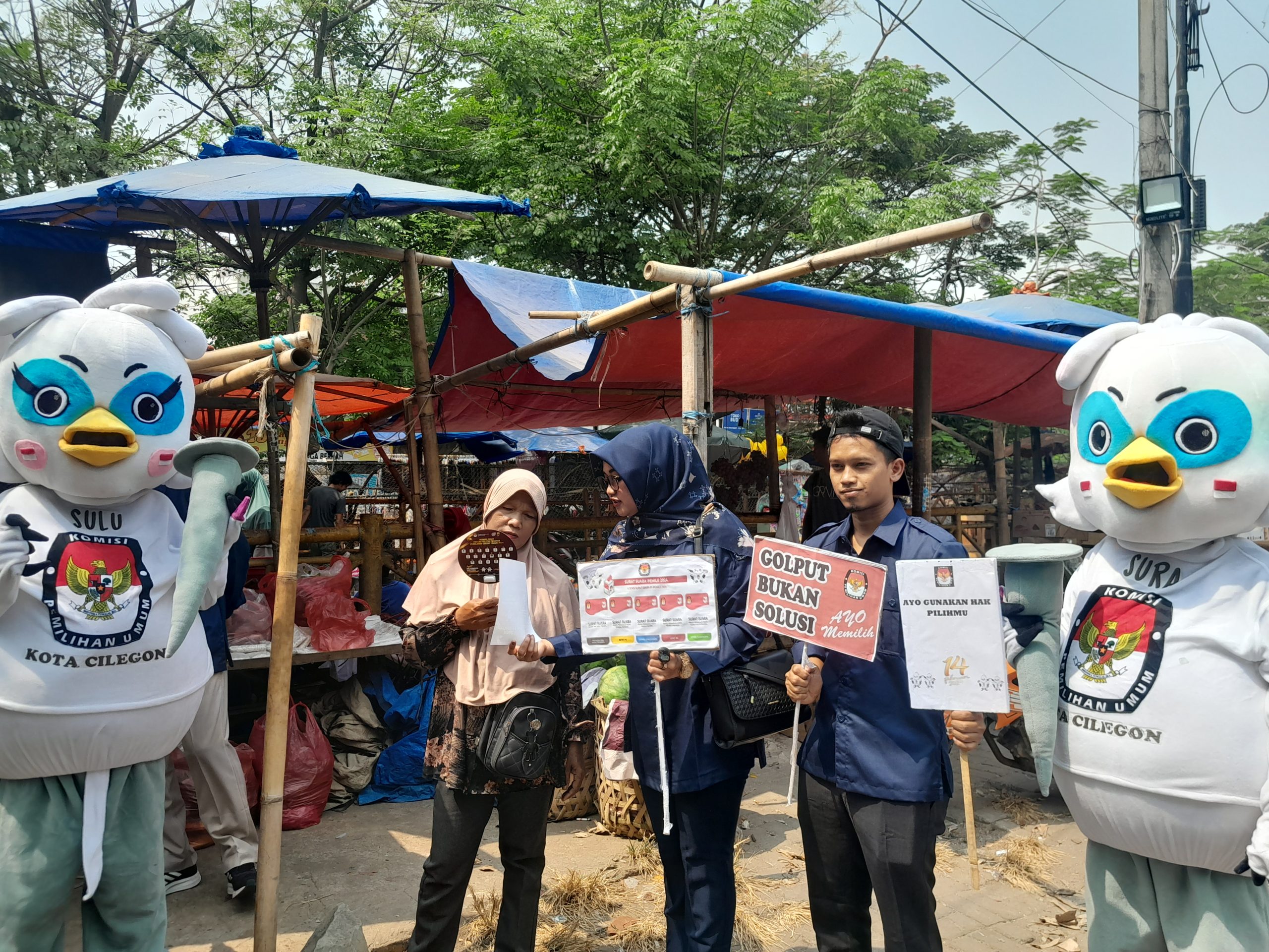Maskot Sura Sulu Terjun Ke Pasar Kranggot Cilegon Sosialisasikan Pemilu Ke Pedagang