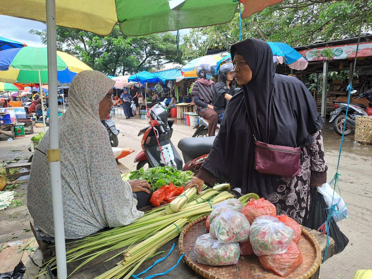 Jelang Puasa ke-15, Penjual Kulit Ketupat Menjamur di Cilegon