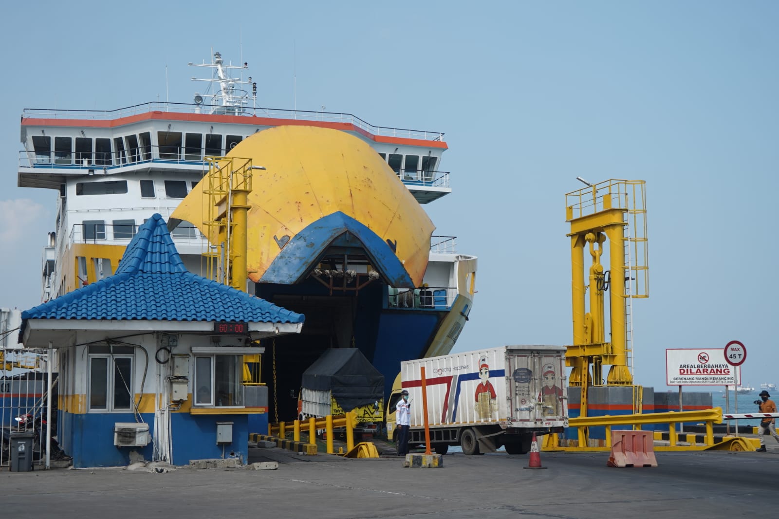 Trafik Truk Logistik Mulai Meningkat di Pelabuhan Merak