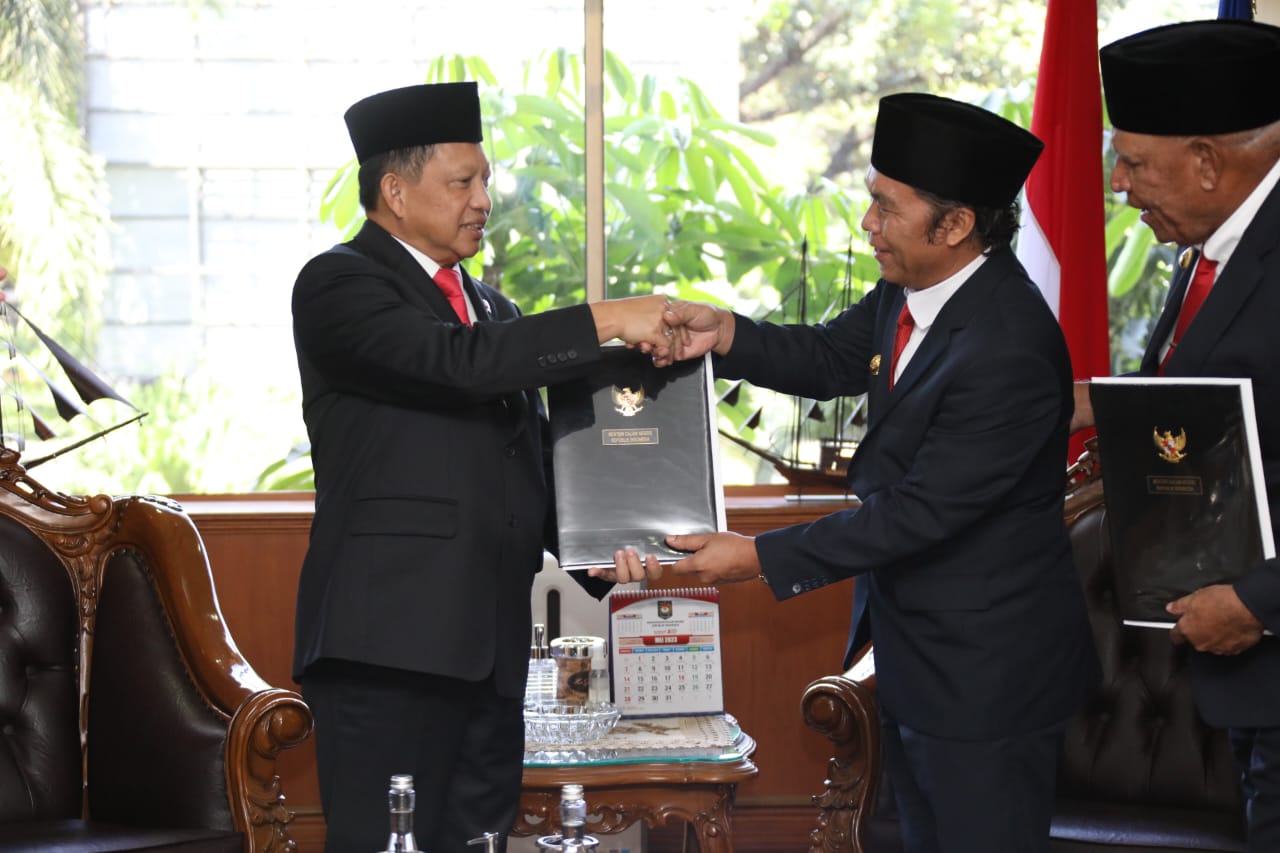 Muktabar Terima SK Perpanjangan Jabatan sebagai Pj Gubernur Banten