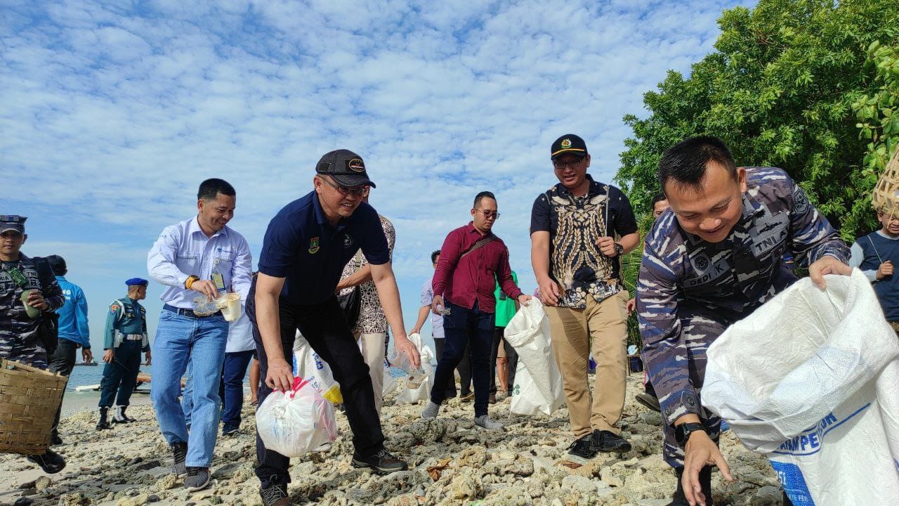 Sampah di Pulau Merak Kecil Dibersihkan