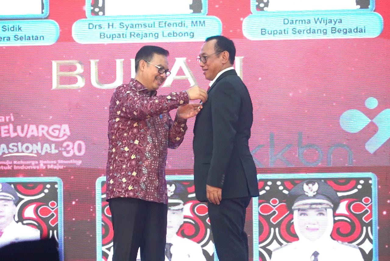 Dalam Sehari, Wali Kota Cilegon Helldy Terima Dua Penghargaan
