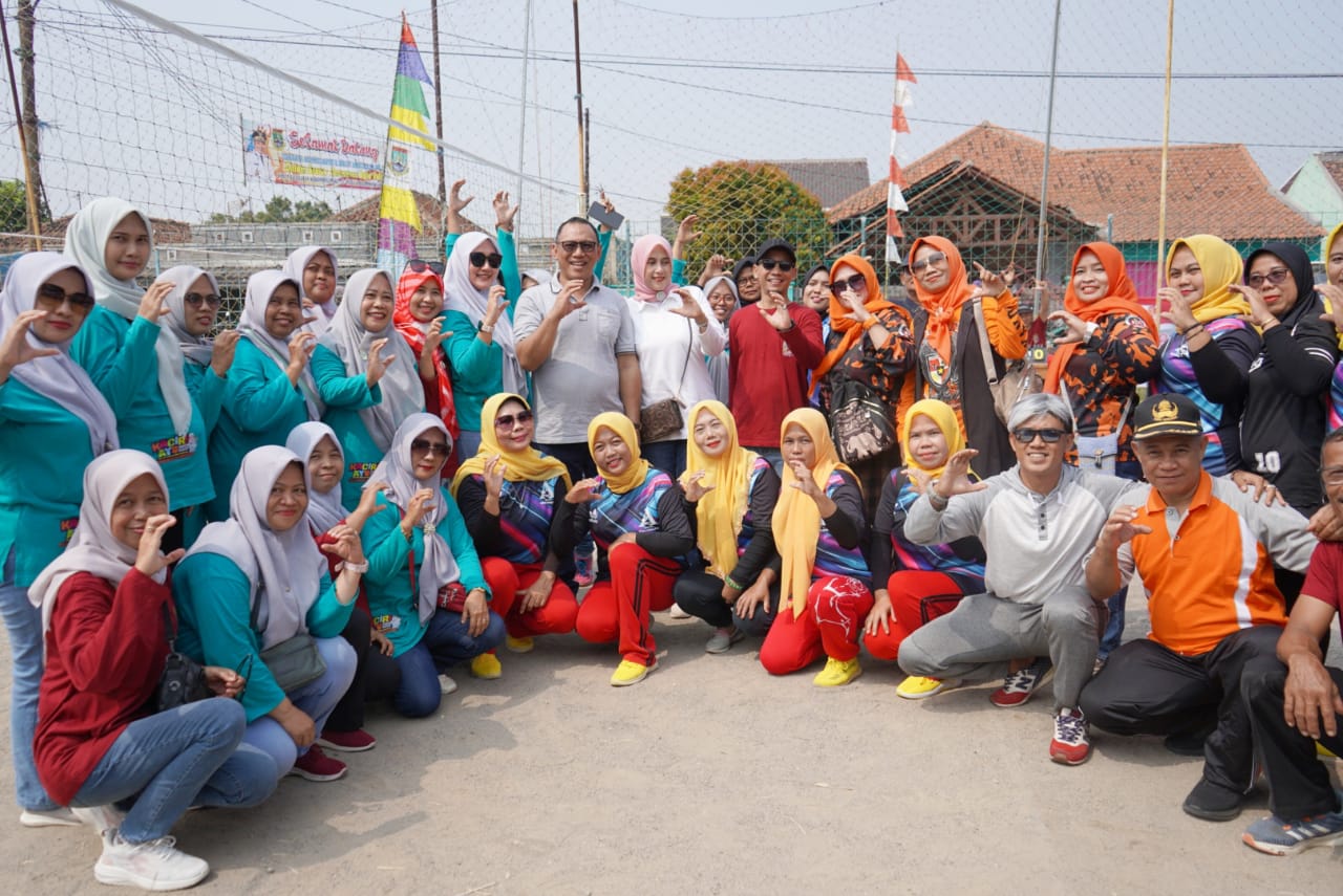 Helldy Buka Turnamen Bola Voli Kebondalem Cup