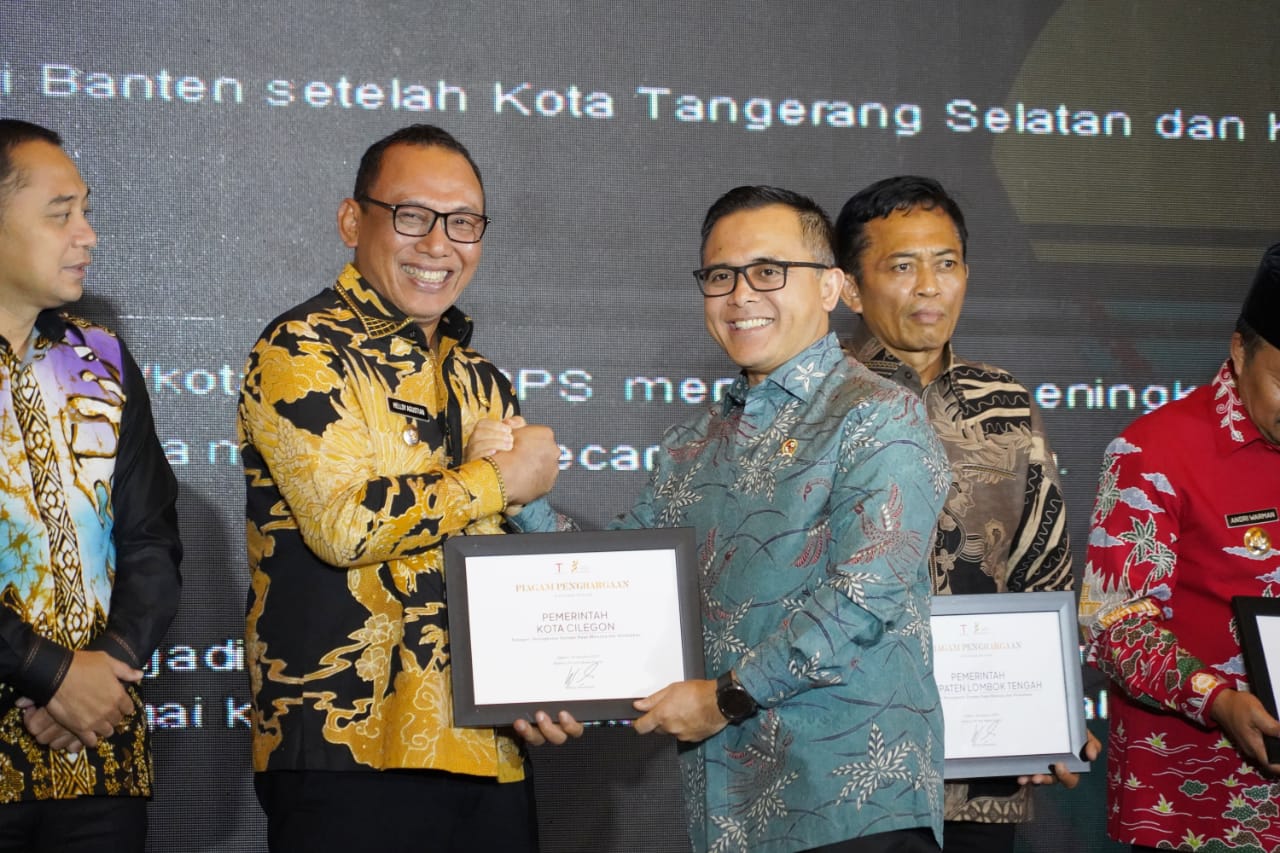 Berjasa Pada Bidang Pendidikan, Walikota Helldy Raih Penghargaan Apresiasi Tokoh Indonesia