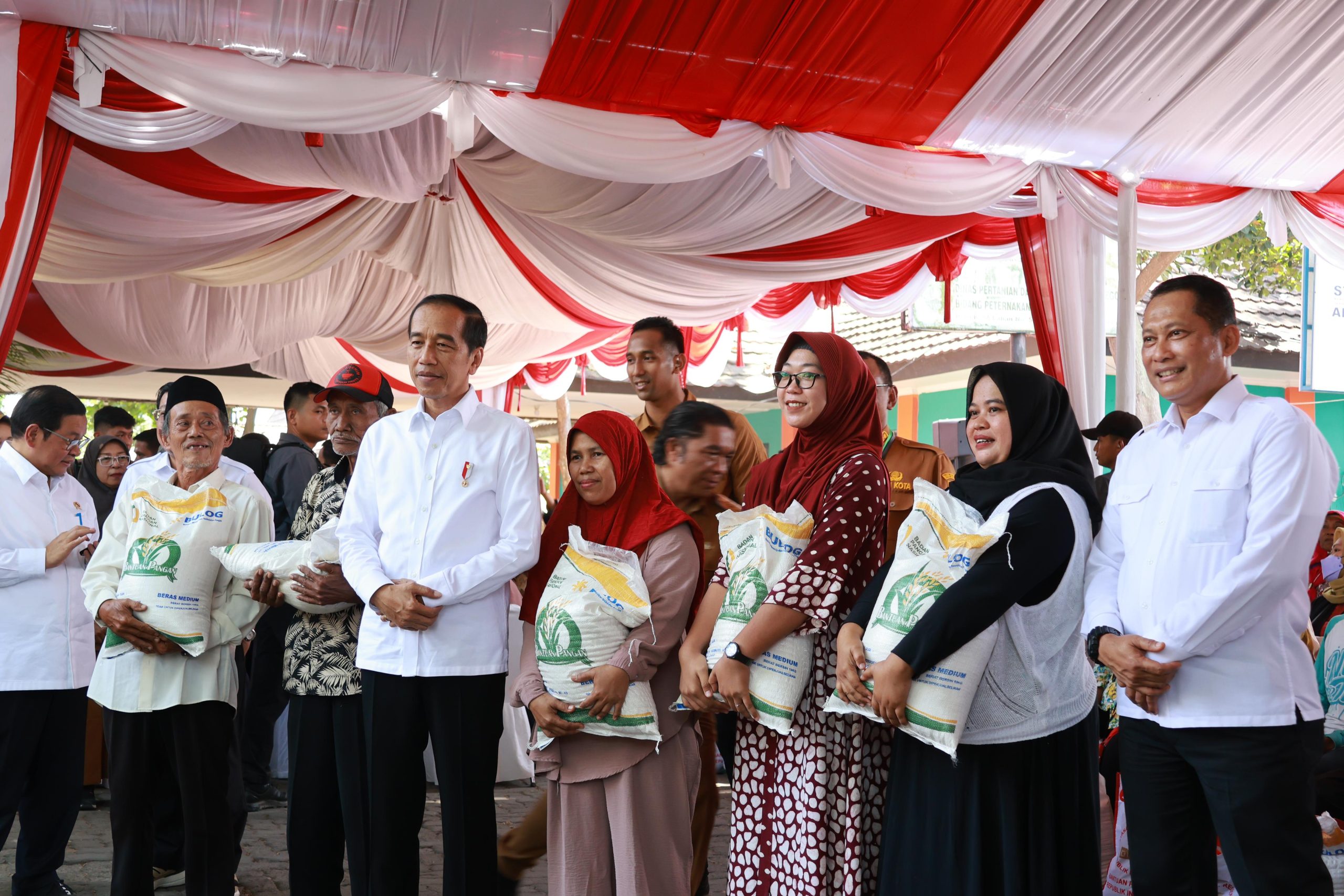 Presiden Jokowi Serahkan Langsung Bantuan Pangan Bulog Untuk Warga Cilegon