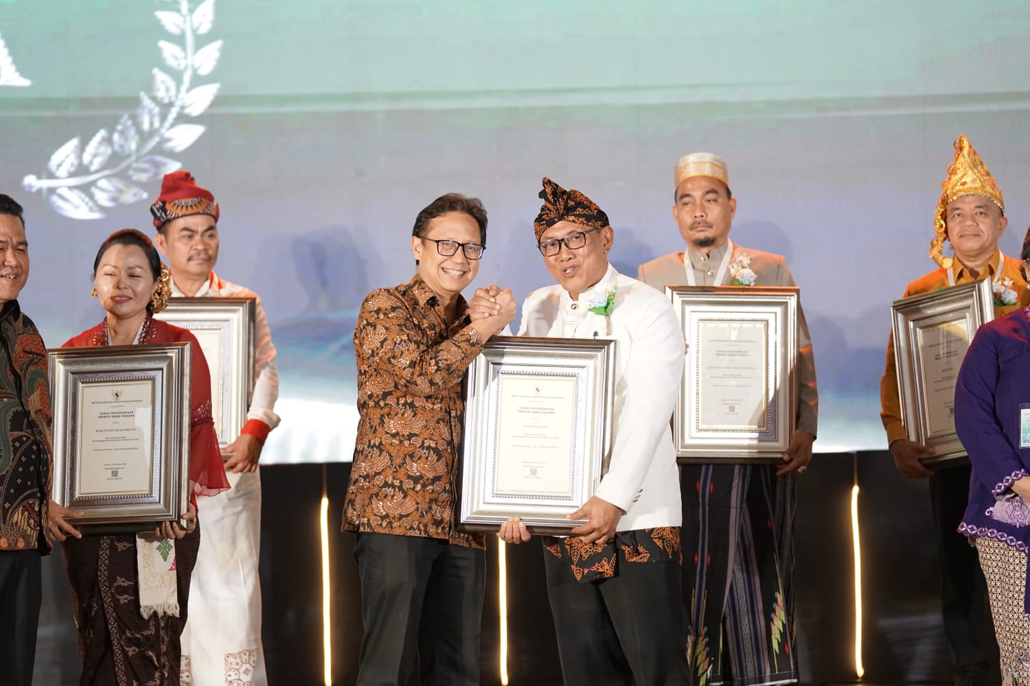 Sukses Jalankan Program Kota Sehat, Helldy Terima Penghargaan Swasti Saba Padapa 2023