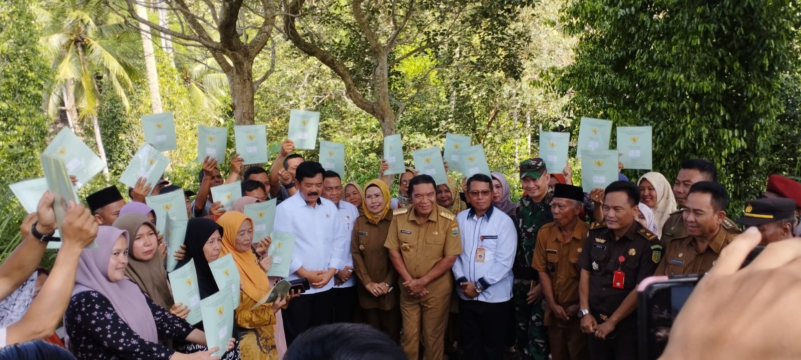 Menteri ATR Serahkan 40 Sertipikat Tanah di Anyer Kabupaten Serang