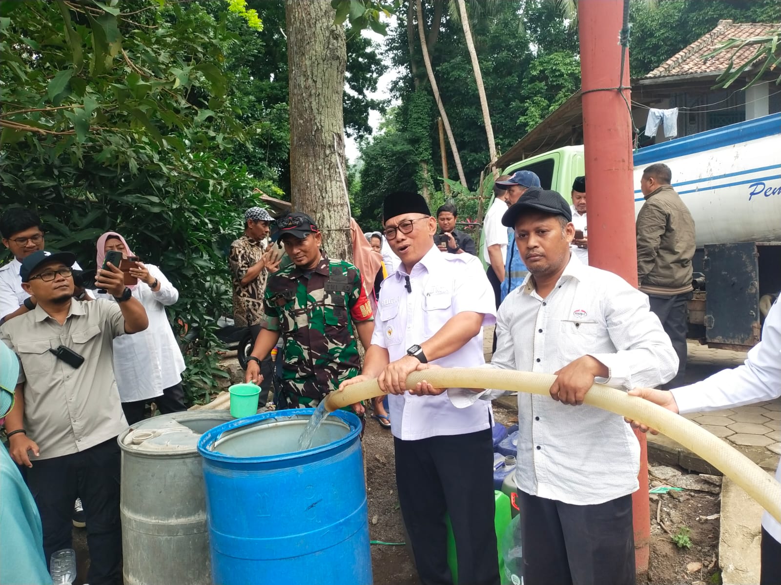 Helldy Tinjau Warga Cisuru Kesulitan Air Imbas Penyetopan Oleh Caleg Gagal