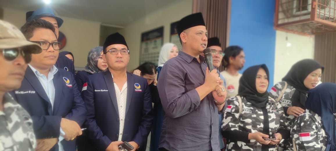 Serahkan Berkas Pendaftaran Bacalon Walikota Cilegon Ke Nasdem, Isro Mi’raj Dikawal Puluhan Ormas
