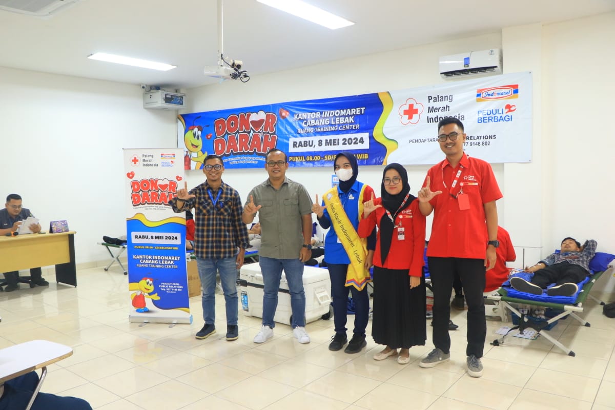 Agenda Rutin, Karyawan Indomaret Cabang Lebak Ikuti Donor Darah