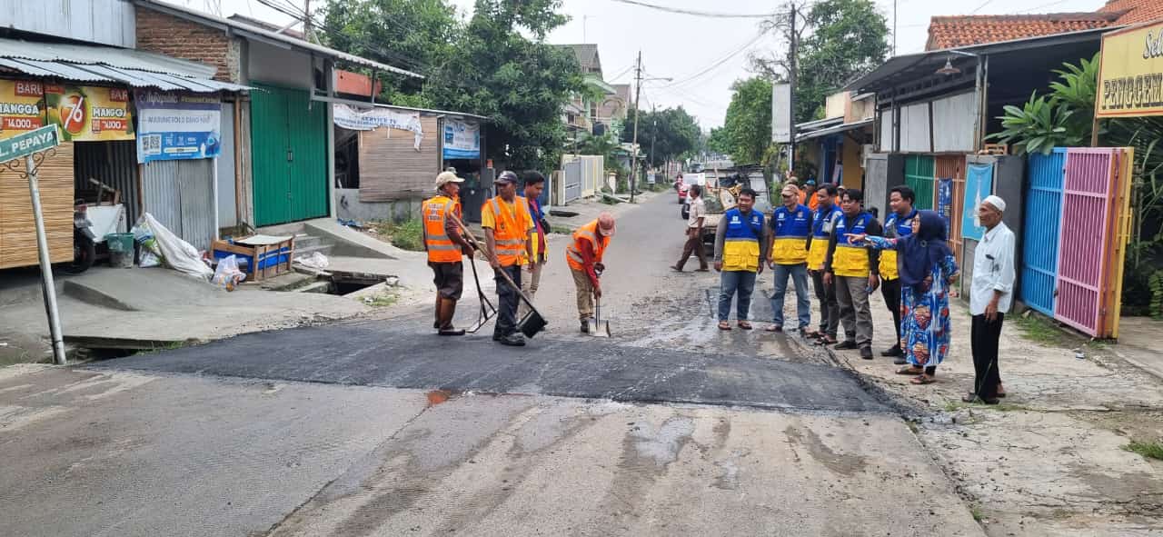 Jalan Mulus Perbaikan Mantri Jalan, Lurah Ciwaduk Minta Masyarakat Turut Aktif Melaporkan