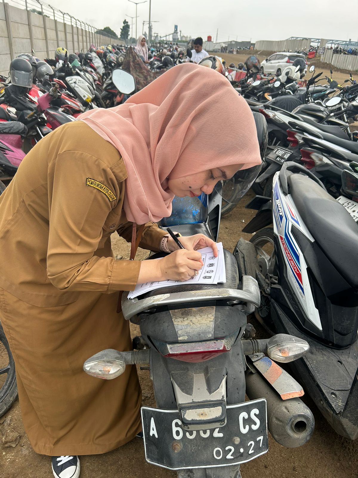 Samsat Cilegon Turun ke Kantong-kantong Parkir Kejar Pajak Kendaraan