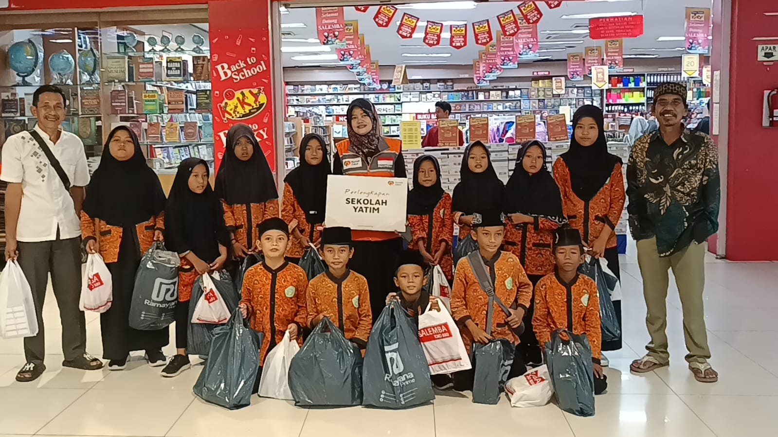 Rumah Zakat Ajak Anak Yatim dan Dhuafa Belanja Perlengkapan Sekolah di Mall
