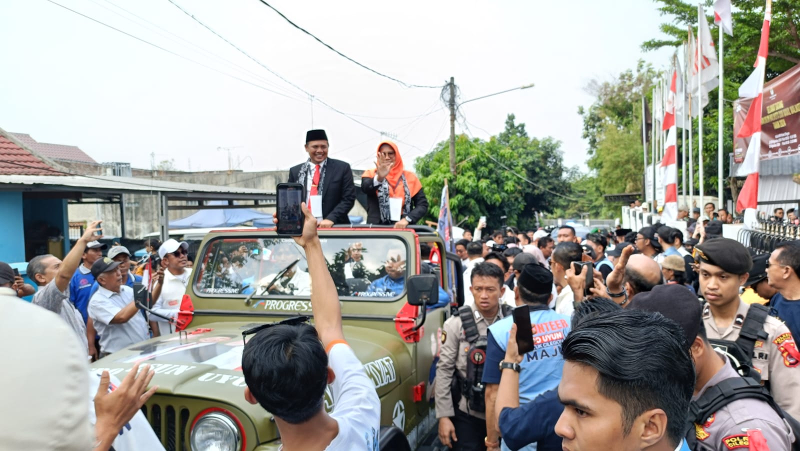 Ribuan Relawan Kawal Isro-Uyun Mendaftar ke KPU Cilegon