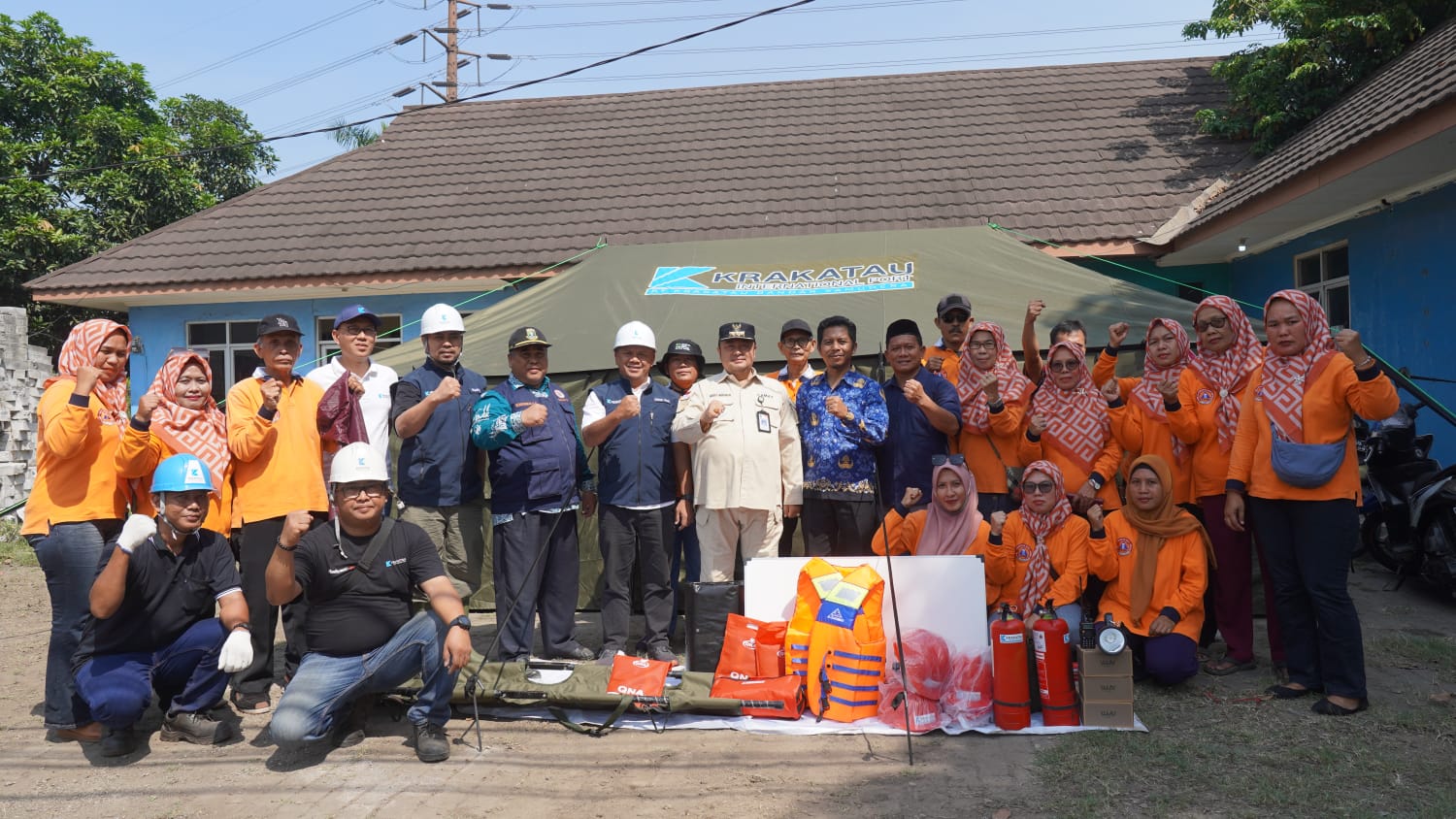 PT Krakatau Bandar Samudera Beri Bantuan Peralatan Tanggap Darurat untuk Kelurahan Tegalratu