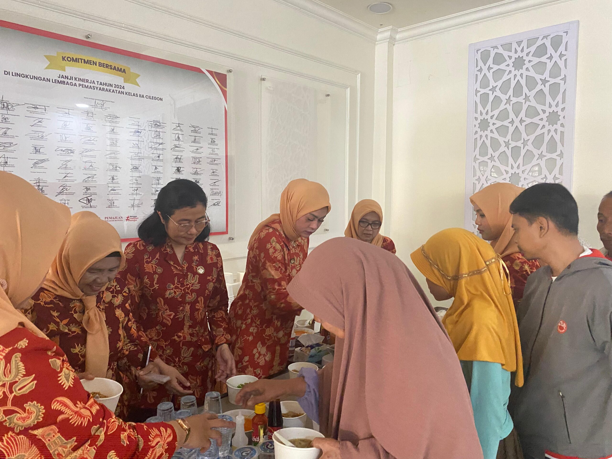 Dharma Wanita Lapas Cilegon Gelar Aksi Berbagi Bakso, Wujudkan Program Astacita Makan Bergizi Gratis