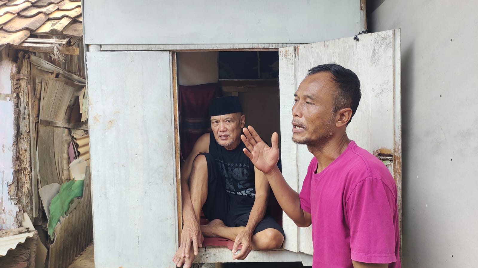 Miris, Pria Paruh Baya Warga Cilegon Tinggal di Gubuk Kecil Seperti Kandang Ayam