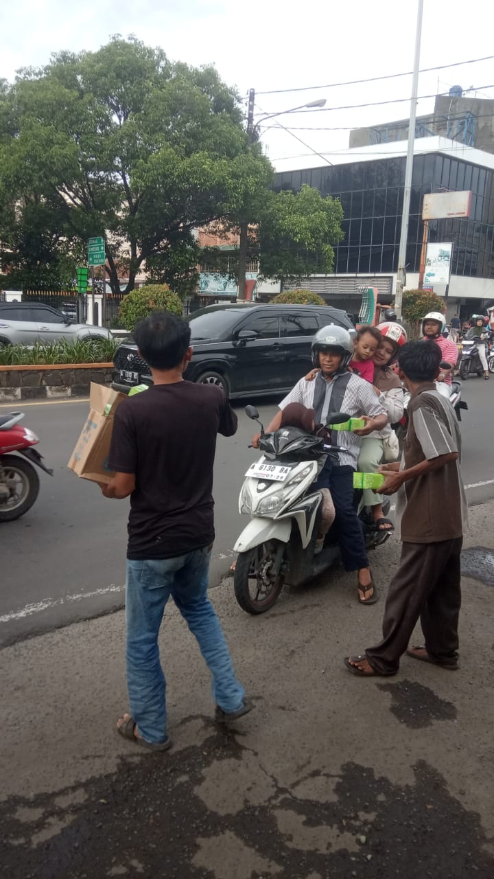 Peduli Sosial, Komunitas Percetakan Kota Cilegon Berbagi Takjil