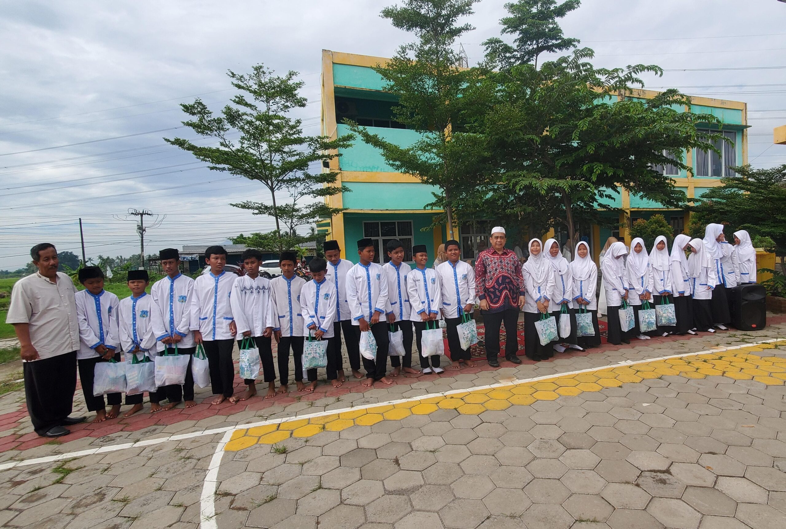 SMPN 12 Kota Cilegon Gelar Baksos dan Pesantren Ramadhan 1446 H