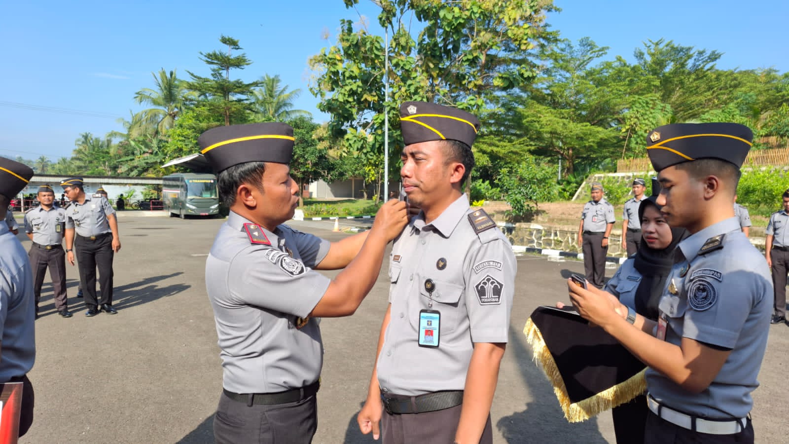 11 Pegawai Terima Kenaikan Pangkat, Kepala Lapas Cilegon : Langkah Baru dan Semangat Baru