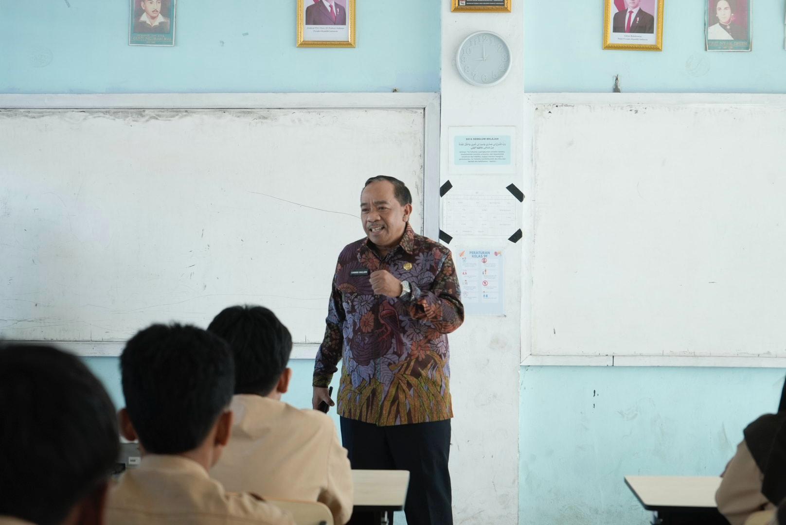 Sekda Maman Pantau Birokrat Mengajar di SMPN 3 Cilegon, : Agar Siswa Mengenal Pemerintahan Kota Cilegon