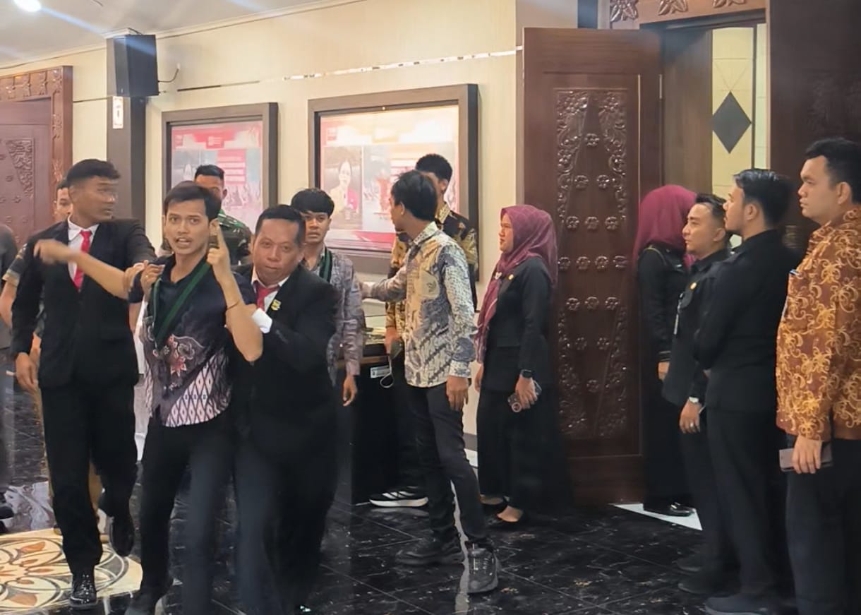 Rapat Paripurna DPRD Cilegon Diwarnai Aksi Demonstrasi dari HMI
