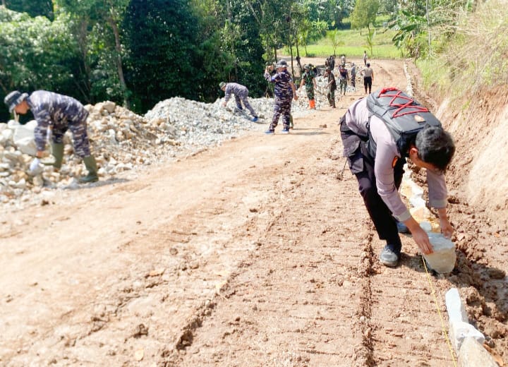 Progres Pengerasan Jalan TMMD ke-125 Kodim 0623 Cilegon Capai 77 Persen