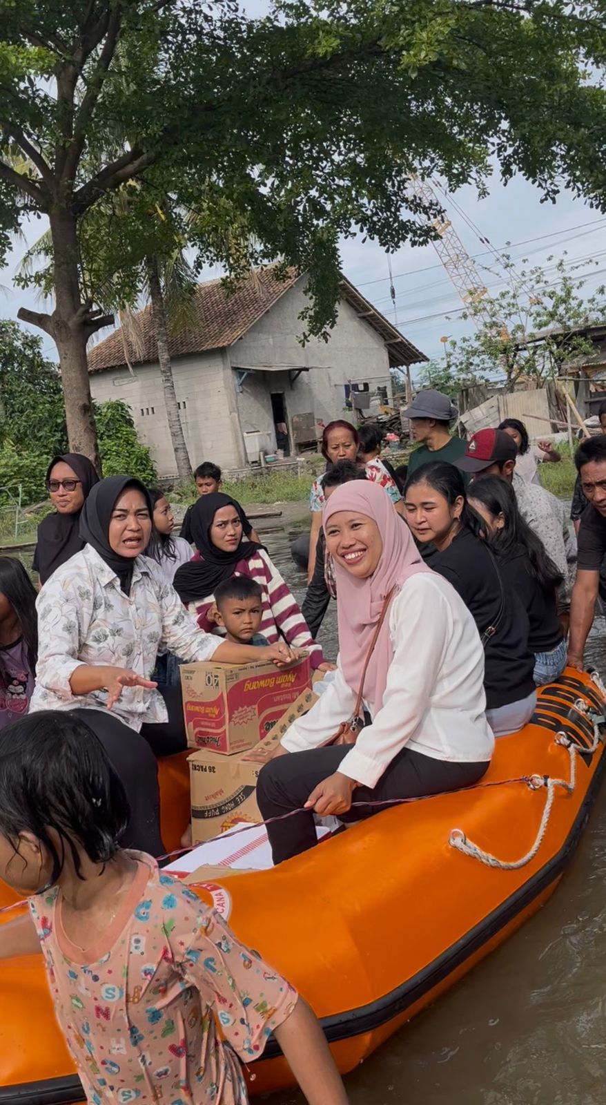 Tanggap Bencana, PSI Cilegon Salurkan Logistik dan Alat Kebersihan Korban Banjir