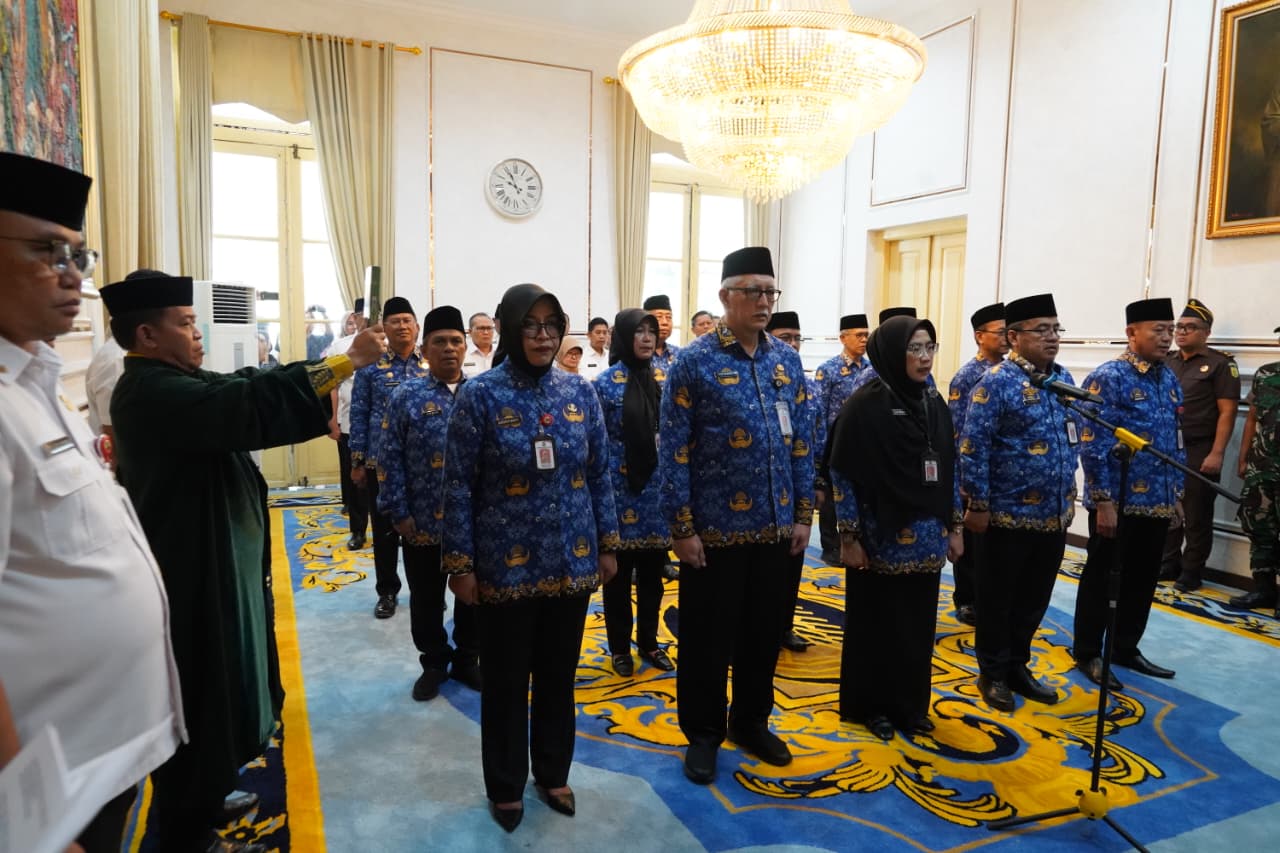 Lantik 14 Pejabat Eselon II dan Tunjuk 4 Plt, Robinsar Perintahkan Tancap Gas