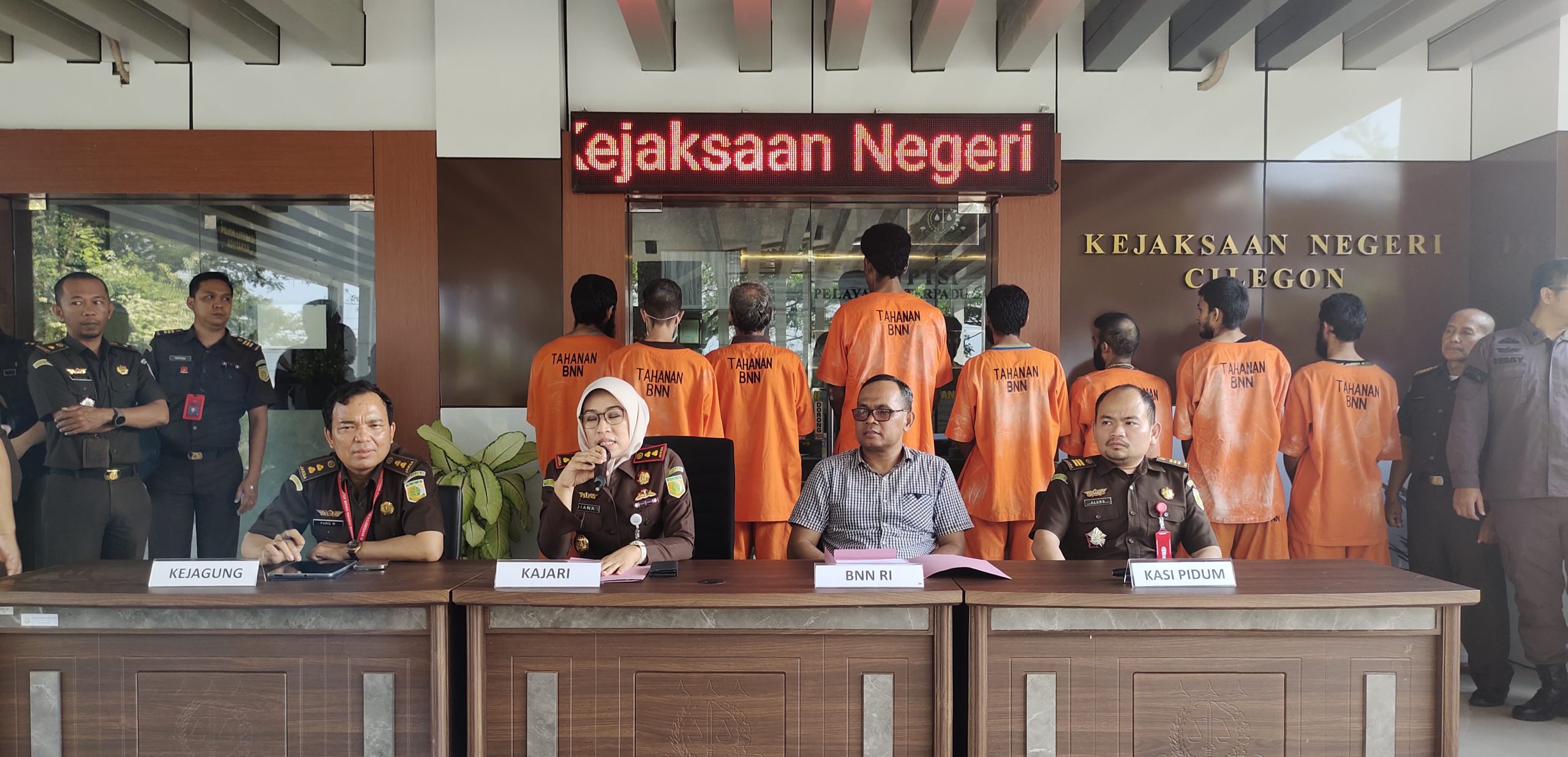 BNN RI Limpahkan Berkas Perkara 8 WNA Iran yang Selundupkan Sabu di Selat Sunda ke Kejari Cilegon