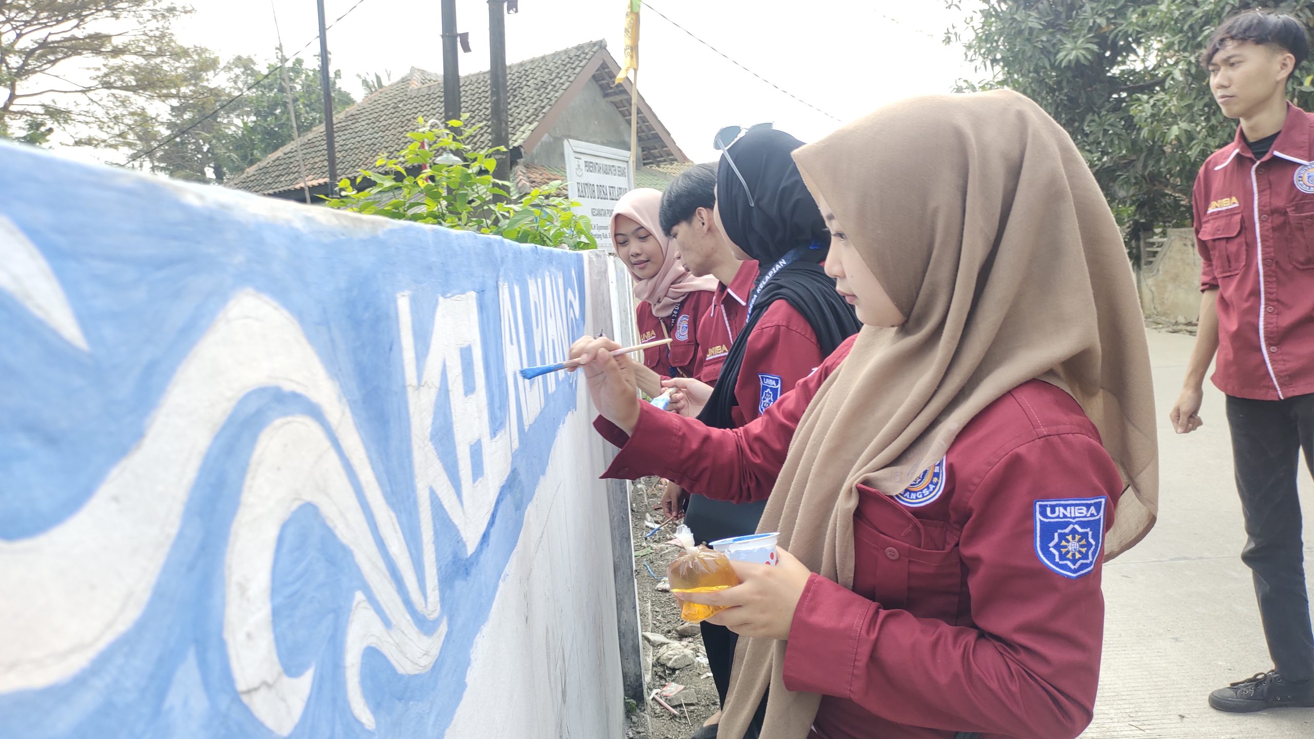 Mahasiswa KKM 24 Uniba Bersiap Meriahkan 17 Agustus di Desa Kelapian Pontang