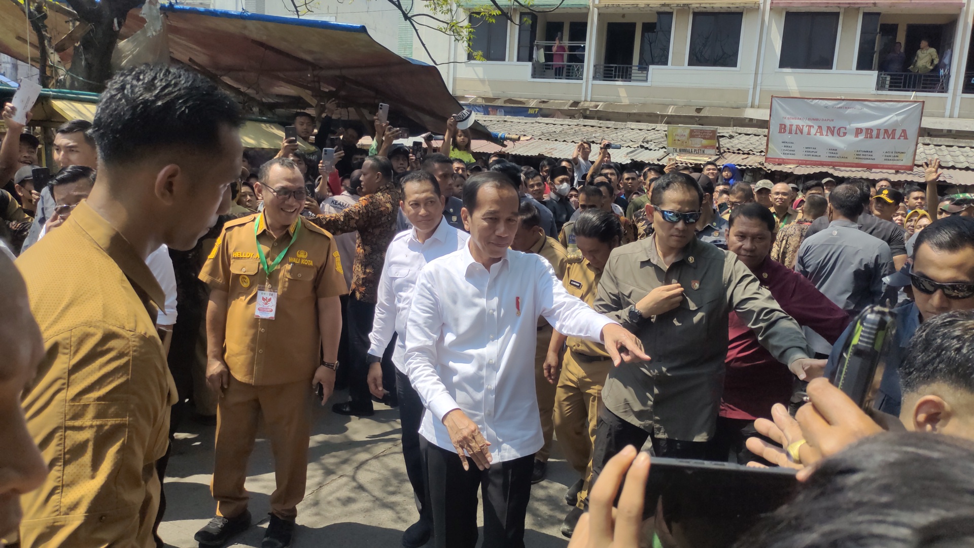 Jokowi Lihat Proyek Lotte dan Bagikan Bantuan Sembako Pada Masyarakat