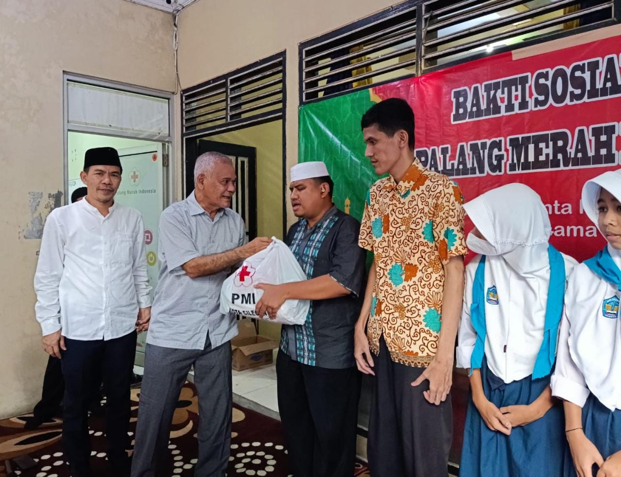 PMI Cilegon Bagikan Ratusan Paket Lebaran untuk Disabilitas, Yatim Dhuafa