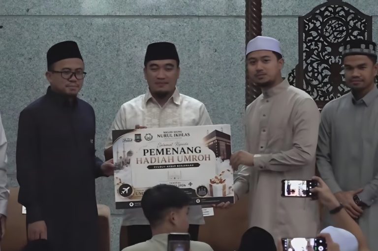 Jamaah Padati Masjid Agung Cilegon Laksanakan Shalat Subuh Akbar Berjamaah
