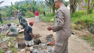 TNI Turun ke Jalan Perbaiki Jembatan Rusak di Bojonegara