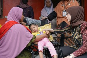Ketua TP PKK Kota Cilegon Alfi Robinsar Serahkan Bantuan Kursi Roda