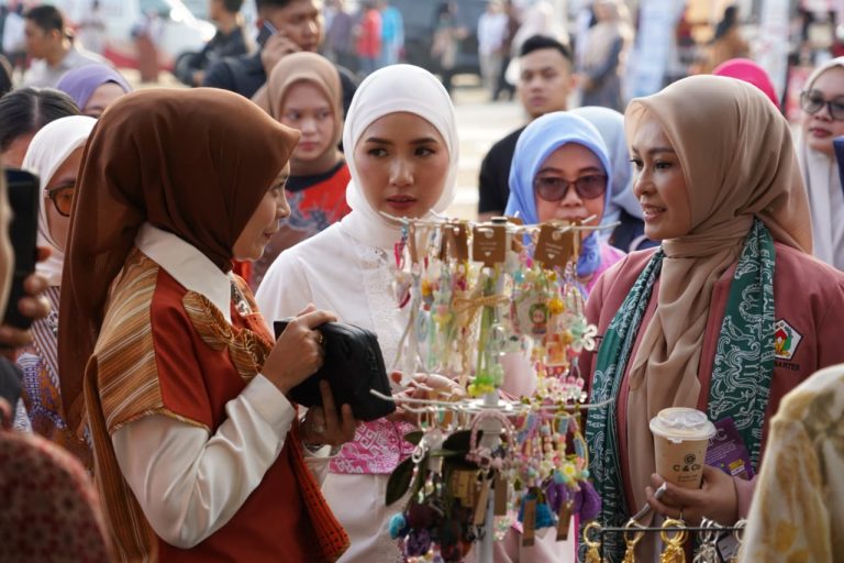 Gebyar Bakti Wanita Nusantara Semarakkan Alun-Alun Cilegon