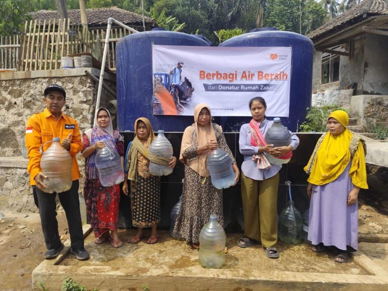 Rumah Zakat Salurkan 16.000 Liter Air Bersih untuk Warga Terdampak Kekeringan di Pulomerak