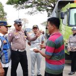 Awas Tabrak Belakang! Truk Parkir Liar di JLS Cilegon Ditertibkan, Abaikan Rambu Larangan demi ‘Makan Sebentar’