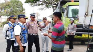 Awas Tabrak Belakang! Truk Parkir Liar di JLS Cilegon Ditertibkan, Abaikan Rambu Larangan demi ‘Makan Sebentar’