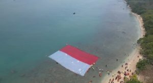 Sambut HUT RI ke-81, Bendera Merah Putih Raksasa Membentang di Selat Sunda: Aksi Patriotik Jaga Laut Cilegon