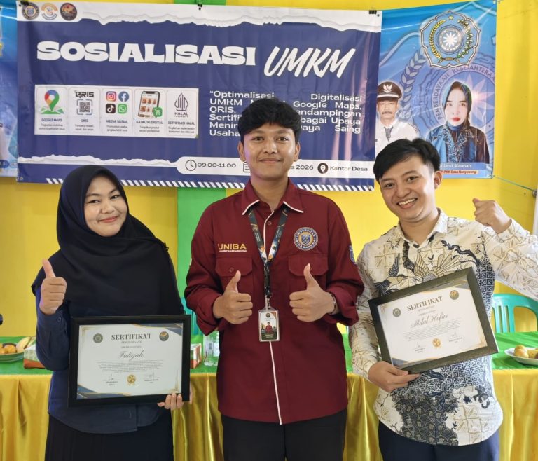Mahasiswa KKM 65 UNIBA Edukasi QRIS hingga Sertifikasi Halal, Dorong UMKM Desa Banyuwangi Naik Kelas