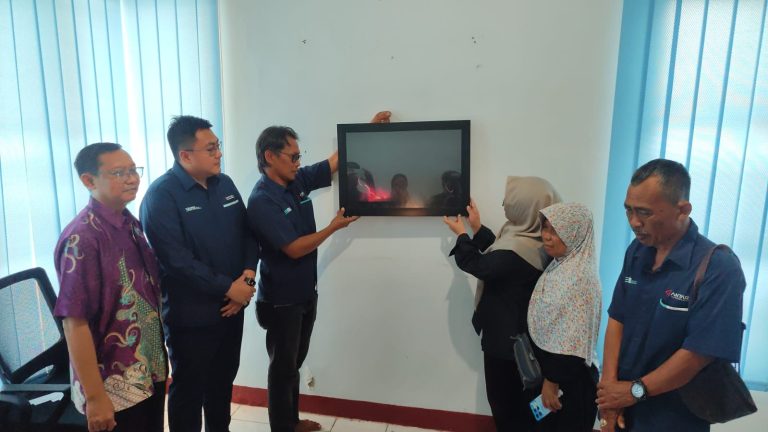 Sebagai Bentuk Penghargaan, ANTARA Salurkan Tali Asih dan Luncurkan Ruang Rapat Muhammad Bagus Khoirunnas