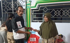 Menyusuri Gang Sempit Ciwandan, PSI Cilegon Antar Sembako Langsung ke Pintu Rumah Lansia