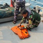 TNI AL Temukan Life Jacket di Perairan Cikoneng Anyer Saat Cari Rombongan Wartawan Hilang di Selat Sunda