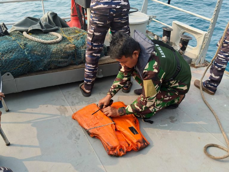 TNI AL Temukan Life Jacket di Perairan Cikoneng Anyer Saat Cari Rombongan Wartawan Hilang di Selat Sunda