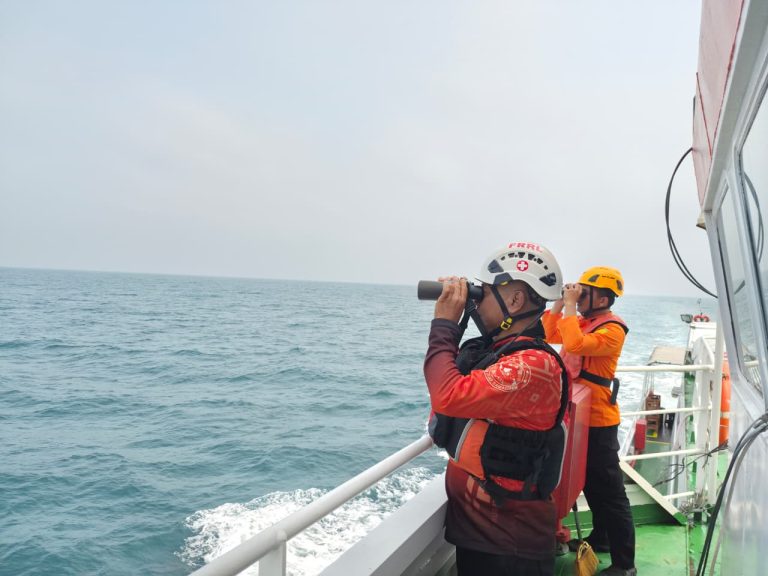 Memasuki Hari Kelima, Tim SAR Sisir Jalur Laut dan Udara Cari Delapan Orang Hilang Kontak di Selat Sunda