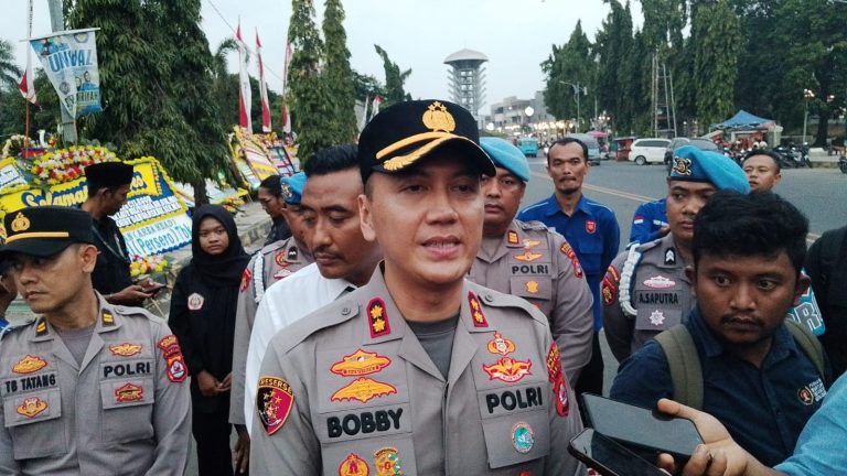 Kapolres Cilegon Berangkatkan 9 Orang Umrah, Petugas Kebersihan Ikut Mendapat Penghargaan
